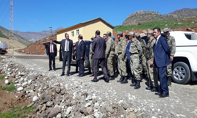 Vali CANBOLAT Derecik Beldesi’ni Ziyaret Ederken galerisi resim 15