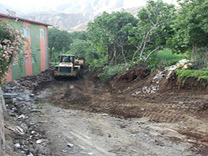 Derecik Belediyesi Vapurtepe Mahallesi'nde (Kırça Köyü) yol çalışmalarına başladı.