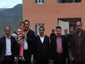 Ak Parti Derecik Belediye Başkanı Ekrem Çetinkaya, Yüksekovalı Aileleri Ziyaret Etti