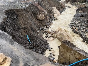 Derecik İlçesi Merkez  ve Çevre Köyleri Şiddetli Yağmur ve Sert Esen Rüzgara Teslim Oldu