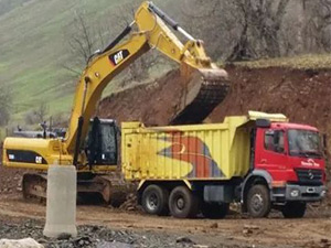 Derecik Belediyesi  hafta sonu bile çalışmaya ara vermiyor