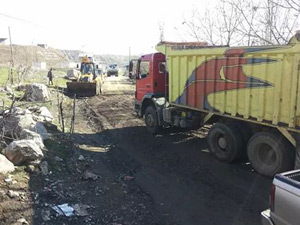 Derecik Belediyesi Umurlu Köyünün yollarını kumlamaya başladı