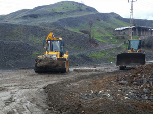 Derecik Belediyesi Rubarok'ta yol kumlama çalışmalarına başladı