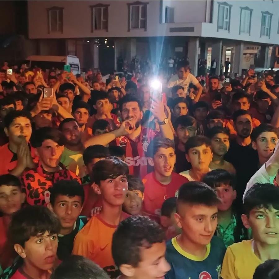 Başkan DİNÇ’ten Gençlere Şampiyonluk Sözü: Derecik’te Birlik ve Coşku Gecesi