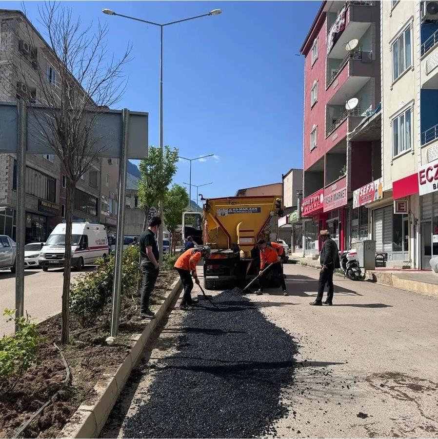 Fen İşleri Müdürlüğü Yol Bakım ve Onarım Çalışmalarını Sürdürüyor
