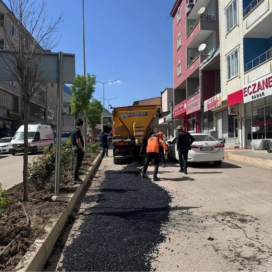 Fen İşleri Müdürlüğü Yol Bakım ve Onarım Çalışmalarını Sürdürüyor